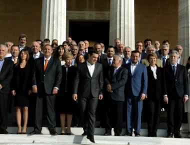 Ελληνικό χρέος: Η κυβέρνηση ρίχνει τον πήχη των προσδοκιών